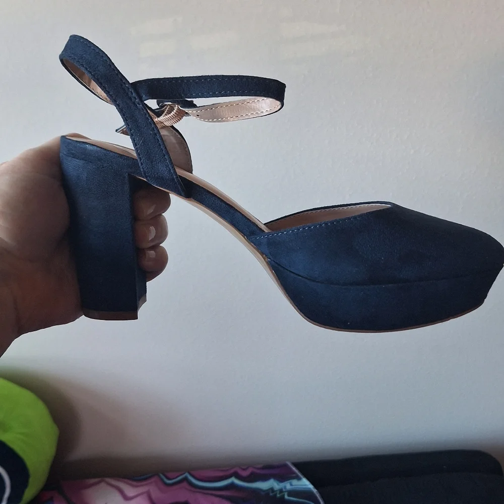 Blue Pumps - Picture 3 of 7